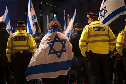 Demonstranten mit Israel-Flaggen forderten am vergangenen Montag vor dem Sitz des Fernsehsenders BBC, die Hamas als Terroristen zu bezeichnen
