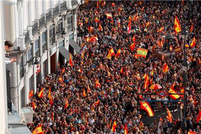 Demonstranten mit Transparenten und spanischen Flaggen während einer Demonstration, der rechten Opposition gegen ein Amnestiegesetz für Personen, die an Unabhängigkeitsbestrebungen Kataloniens beteiligt waren
