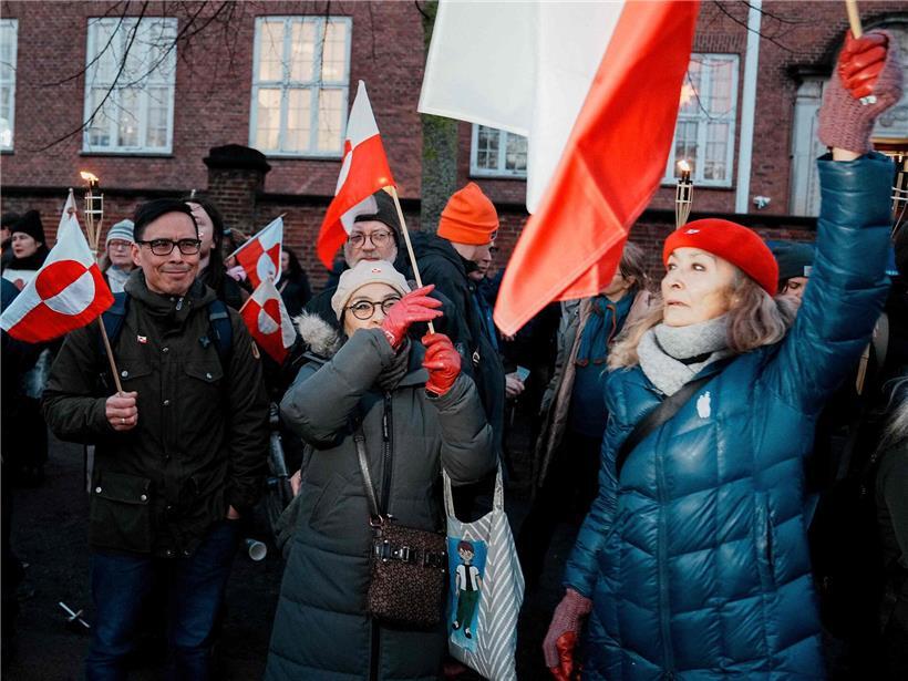 Demonstranten mit grönländischen Flaggen protestieren am 14. Januar 2026 vor US-Botschaft in Kopenhagen für grönländische Selbstbestimmung