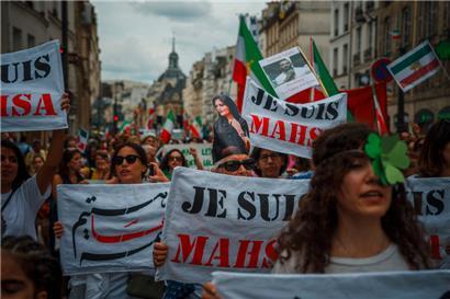 Demonstranten nehmen am 16. September 2023, dem ersten Jahrestag des Todes von Mahsa Amini im Iran, an einer Demonstration gegen das iranische Regime auf der place de la Bastille in Paris teil. 

