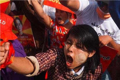 Demonstranten protestieren am Dienstag in der myanmarischen Stadt Rangun
