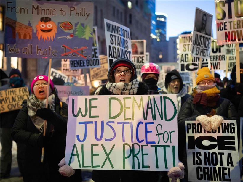 Demonstranten protestieren in Minneapolis gegen ICE-Maßnahmen in Minnesota bei friedlicher Kundgebung