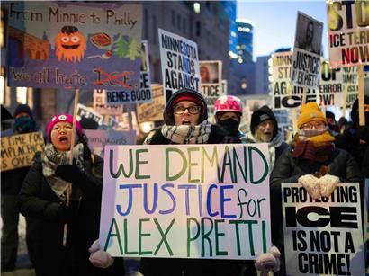Demonstranten protestieren in Minneapolis gegen ICE-Maßnahmen in Minnesota bei friedlicher Kundgebung