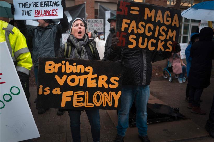 Demonstranten protestieren vor dem KI Convention Center vor dem Beginn einer Bürgersprechstunde mit Elon Musk
