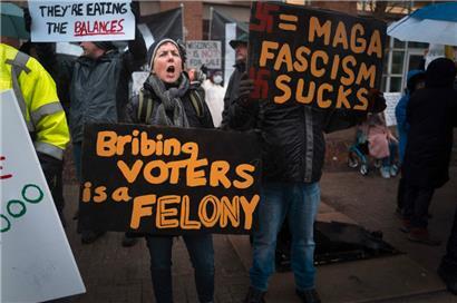 Demonstranten protestieren vor dem KI Convention Center vor dem Beginn einer Bürgersprechstunde mit Elon Musk
