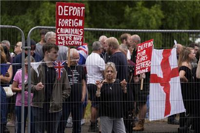 Demonstranten protestieren vor dem ehemaligen Bell Hotel in dem mutmaßliche Asylbewerber untergebracht sind
