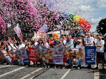 Demonstranten schießen beim Christopher Street Day in Hamburg Konfetti in die Luft