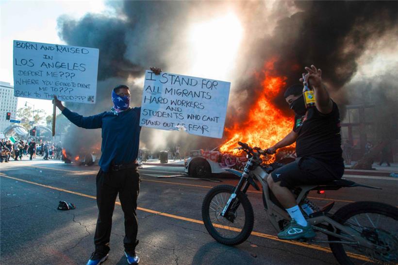 Demonstranten setzten Autos in Brand und lieferten sich Auseinandersetzungen mit Sicherheitskräften in Los Angeles
