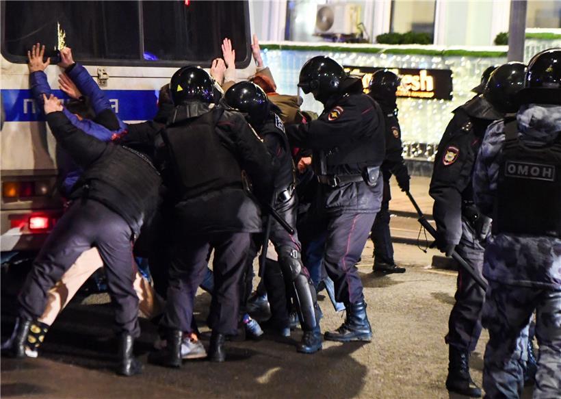 Demonstranten sollen offensichtlich durch gewaltsames Vorgehen der Polizei abgeschreckt werden
