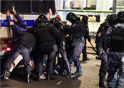 Demonstranten sollen offensichtlich durch gewaltsames Vorgehen der Polizei abgeschreckt werden
