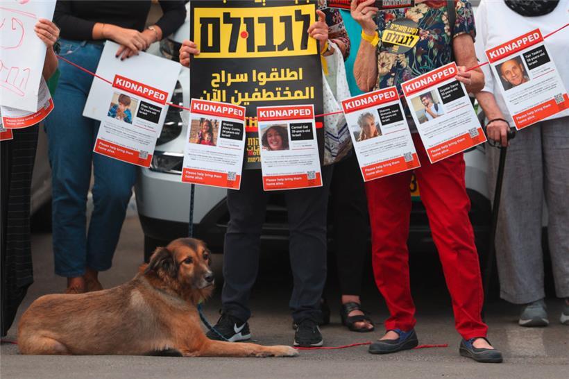 Demonstranten tragen am 29. Oktober 2023 Plakate mit den Bildern der israelischen Geiseln, die von militanten Palästinensern festgehalten werden, und fordern ihre Freilassung vor der Residenz des Präsidenten in Jerusalem

