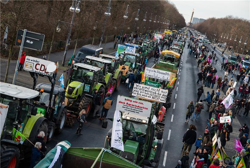 Demonstranten und Bauern mit ihren Traktoren stehen auf der Straße des 17. Juni
