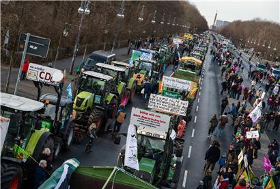 Demonstranten und Bauern mit ihren Traktoren stehen auf der Straße des 17. Juni
