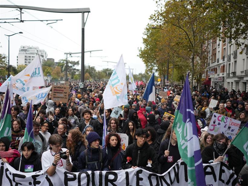 Demonstranten und Studenten skandieren Parolen während einer Demonstration in Paris gegen steigende Lebenshaltungskosten