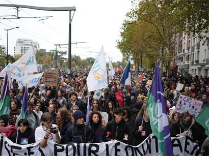Demonstranten und Studenten skandieren Parolen während einer Demonstration in Paris gegen steigende Lebenshaltungskosten