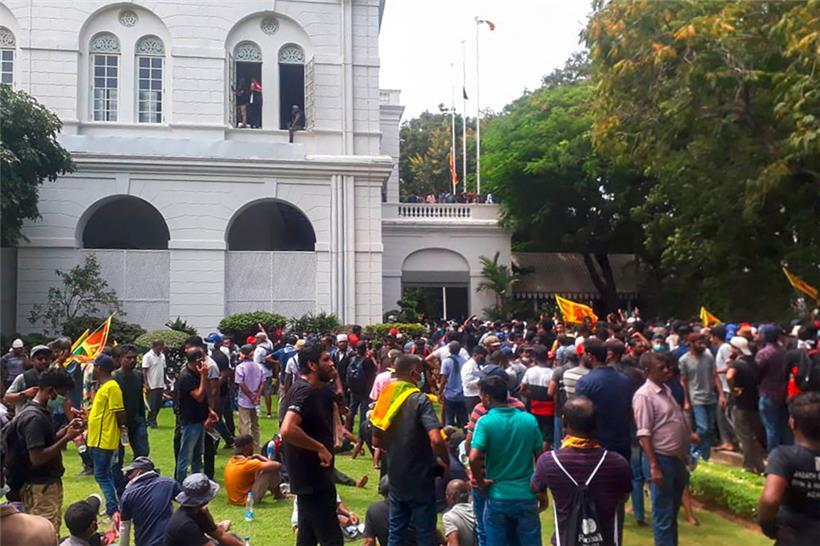 Demonstranten versammeln sich am 9. Juli 2022 vor dem Präsidentenpalast von Sri Lanka in Colombo
