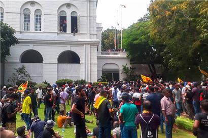 Demonstranten versammeln sich am 9. Juli 2022 vor dem Präsidentenpalast von Sri Lanka in Colombo
