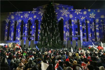 Demonstranten versammeln sich vor dem Parlamentsgebäude in Tiflis zu einer Anti-Regierungs-Kundgebung
