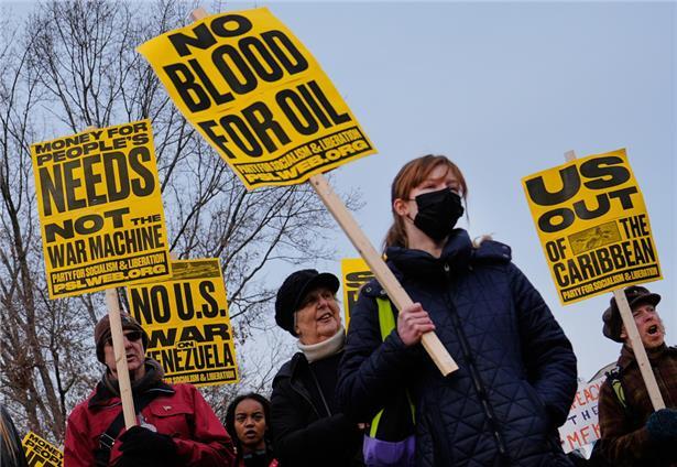 Demonstranten versammeln sich vor dem Weißen Haus in Washington, nachdem die USA den venezolanischen Präsidenten Nicolás Maduro und seine Frau in einer Militäroperation gefangen genommen haben
