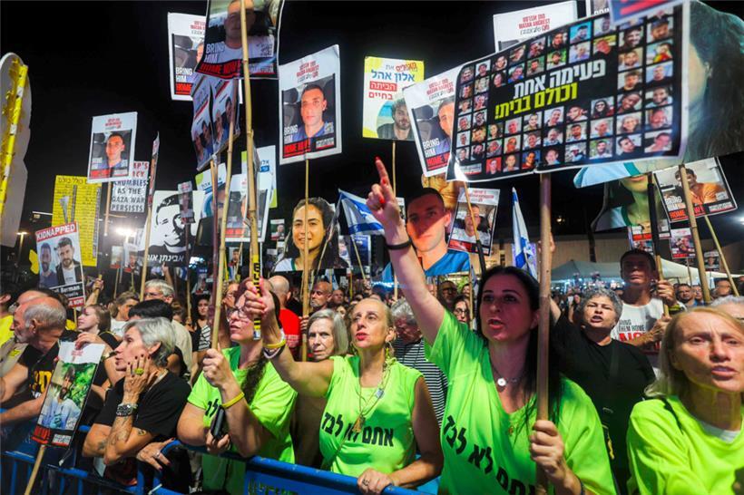 Demonstranten versammeln sich während eines Anti-Regierungsprotests, der von den Familien der israelischen Geiseln organisiert wurde
