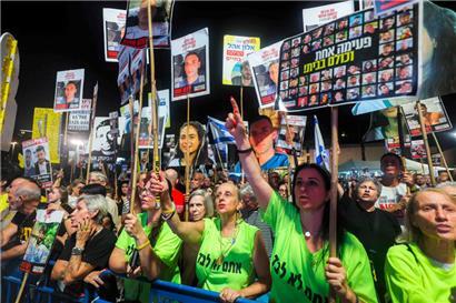 Demonstranten versammeln sich während eines Anti-Regierungsprotests, der von den Familien der israelischen Geiseln organisiert wurde
