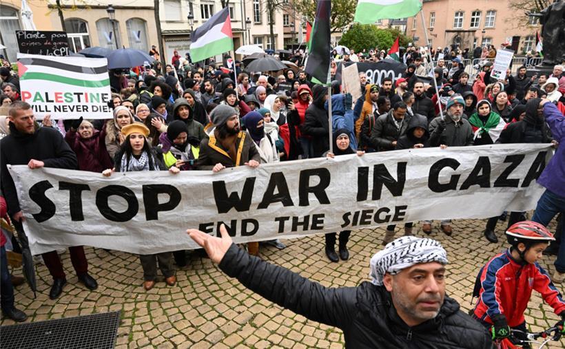 Demonstranten versammelten sich am Samstag auf der place Clairefontaine in der Hauptstadt, um den sofortigen Waffenstillstand in Gaza zu fordern
