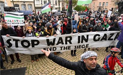 Demonstranten versammelten sich am Samstag auf der place Clairefontaine in der Hauptstadt, um den sofortigen Waffenstillstand in Gaza zu fordern
