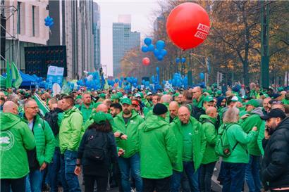 Demonstranten versammelten sich im Oktober zu einer gemeinsamen Demonstration in Brüssel gegen die Maßnahmen der Regierung
