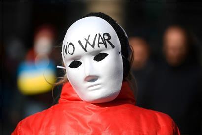 Demonstrantin mit „Kein Krieg“-Maske in Rom: Die Clans von Camorra, Cosa Nostra oder Ndrangheta sehen die Sache anders – und machen Geschäfte 
