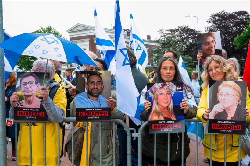 Demonstrantinnen halten Bilder von entführten Israelis vor dem UN-Gericht in Den Haag hoch, die noch immer als Geiseln von der Terrororganisation festgehalten werden

