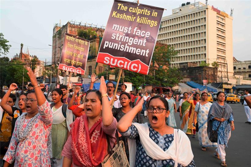 Demonstrantinnen in Indien verlangen eine Bestrafung der Angreifer, die 26 Touristen erschossen haben
