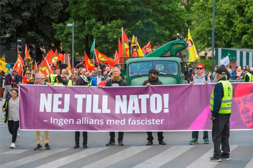 Demonstration am Sonntag in Stockholm: Mit unter anderem Flaggen der verbotenen Kurdischen Arbeiterpartei PKK demonstrierten Aktivisten gegen einen Beitritt Schwedens zur NATO
