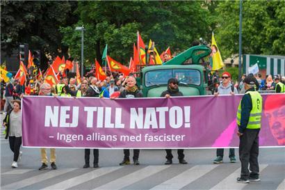 Demonstration am Sonntag in Stockholm: Mit unter anderem Flaggen der verbotenen Kurdischen Arbeiterpartei PKK demonstrierten Aktivisten gegen einen Beitritt Schwedens zur NATO
