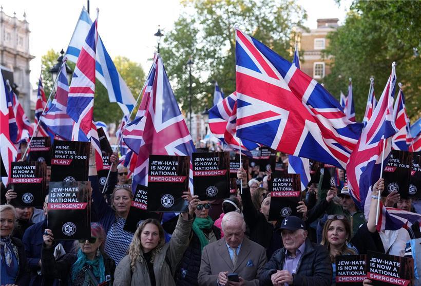 Demonstration gegen Antisemitismus mit Protestierenden und Bannern im Zentrum von London an einem Donnerstag