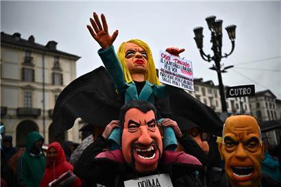 Demonstration gestern zum 1. Mai in Turin. Die Puppen zeigen die italienische Premierministerin Giorgia Meloni, Transportminister Matteo Salvini (M.) und Innenminister Matteo Piantedosi (r.) 
