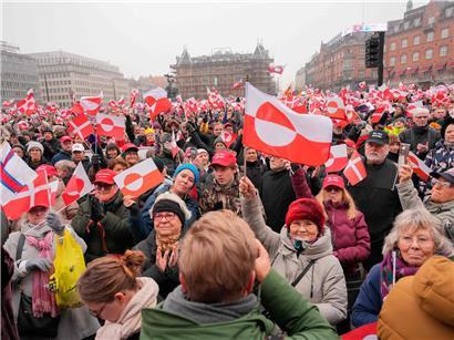 Demonstration in Kopenhagen gegen Trumps Grönland-Pläne mit Protestplakaten und Menschenmengen, Europas Reaktion sichtbar