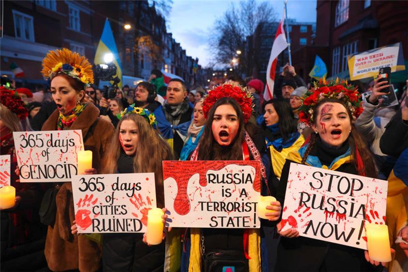 Demonstration vor der russischen Botschaft in London am Jahrestag des Krieges

