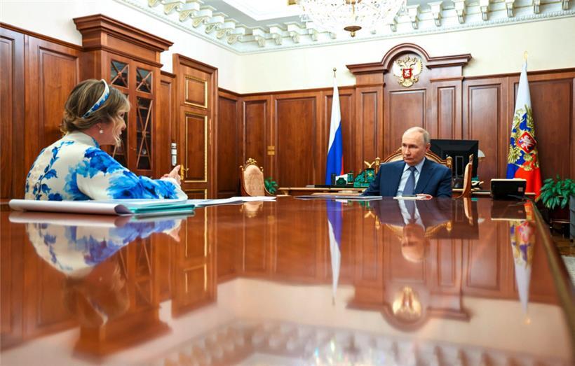 Demonstrative Normalität: Nach den verheerenden ukrainischen Angriffen auf Moskaus strategische Luftwaffe empfängt Putin die Kinder-Ombudsfrau Maria Lwowa-Belowa, die Tausende ukrainische Kinder nach Russland verschleppen ließ
