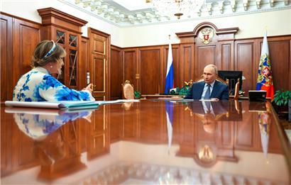 Demonstrative Normalität: Nach den verheerenden ukrainischen Angriffen auf Moskaus strategische Luftwaffe empfängt Putin die Kinder-Ombudsfrau Maria Lwowa-Belowa, die Tausende ukrainische Kinder nach Russland verschleppen ließ
