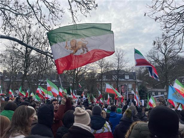Demonstranten vor iranischer Botschaft in Brüssel mit Fahnen des alten Schah-Regimes bei Protestaktion