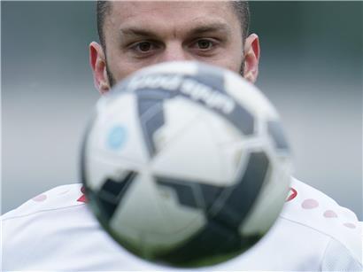 Tim Hall konzentriert beim Fußballspiel, fokussiert den Ball auf dem Spielfeld