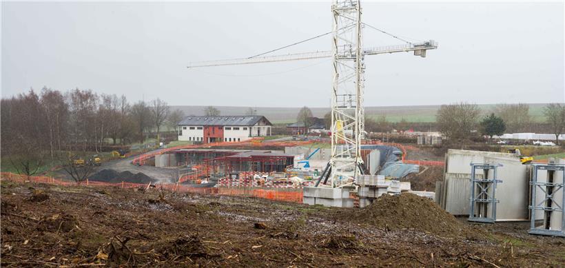 Den Begriff „Demokratur“ verwendet Bürgerinitiativ-Präsident Pol Holweck (69), wenn es um das demokratischen Gebaren für das Tourismusprojekt geht. Missachtung des Wählerwillens bei der Kommunalwahl 2017, eigenmächtiges Vorgehen des DP-Bürgermeisters, Missachtung des Referendums, Unklarheiten bei der Umweltstudie: Der Bau schreitet trotzdem voran. 
