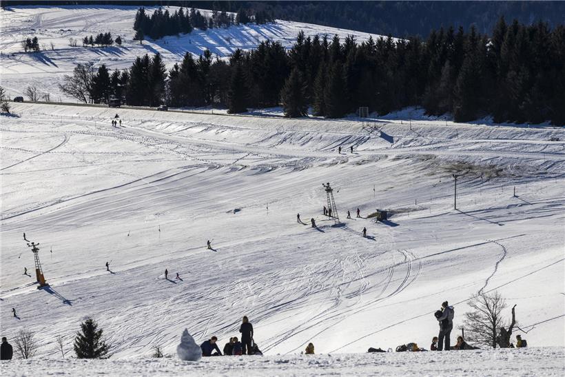 Familie wandert bergab und bergauf in den Karnevalsferien, Urlaub in den Bergen, aktive Feriengestaltung draußen