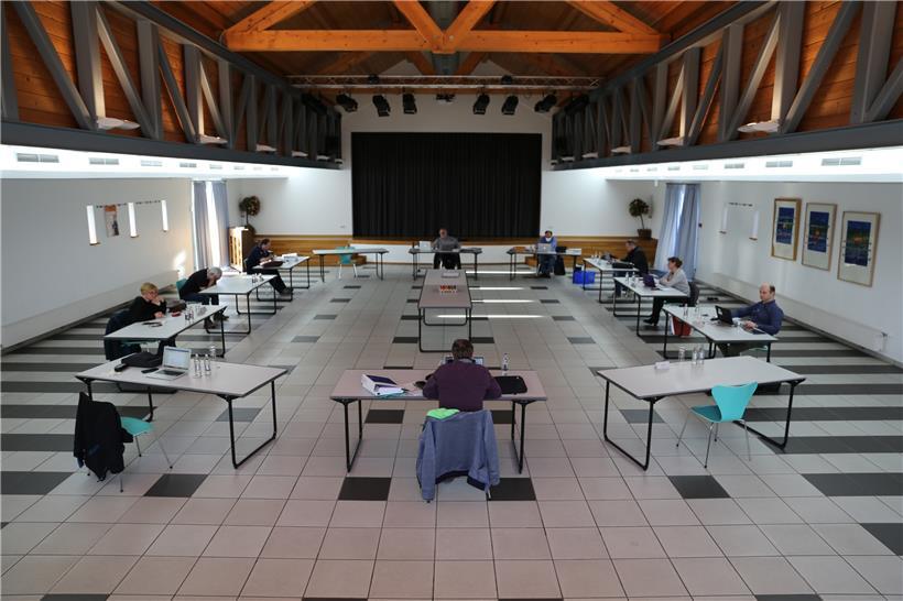 Den „Blick in den Saal“ ersparen wir normalerweise unseren Lesern. Dieser hier ist aber ungewöhnlich. Nicht nur für die, die da waren. Der Gemeinderat in Reckingen tagte im „Centre culturel“, wo der Sicherheitsabstand gewahrt bleiben kann. 
