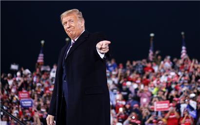Den Demokraten wirft Trump ohne jeden Beleg vor, durch die Förderung der Briefwahl in den von ihnen regierten Bundesstaaten einen „Wahlbetrug“ zu planen
