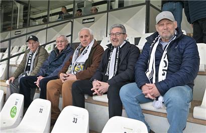 Den Dominique Di Genova (M.) op der Tribün vu senger Jeunesse, flankéiert vum haarde Kär vun alen, ganz gudde Frënn a fréiere Matspiller Henri Tornambe, Jeannot Schaul, Jules Vinciotti an Armand Kirsch

