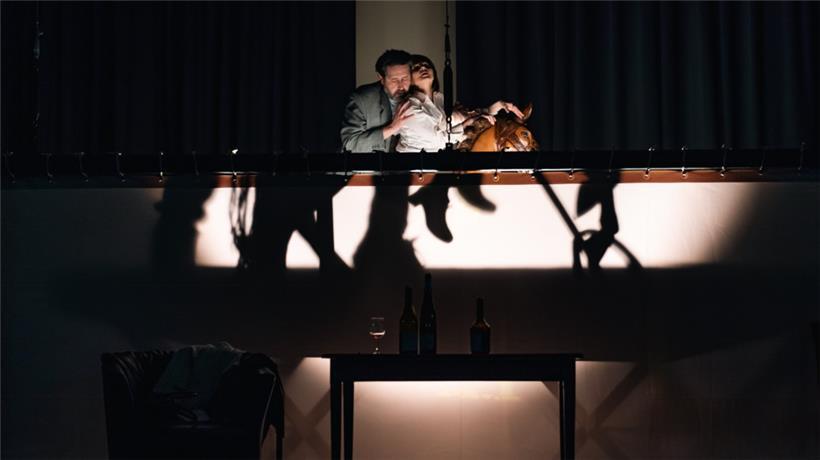 Den Här Sunnen (Claude Faber) an d’Madamm Dondelinger (Nicole Max) léien net just een deen aneren, mä och sech selwer un
