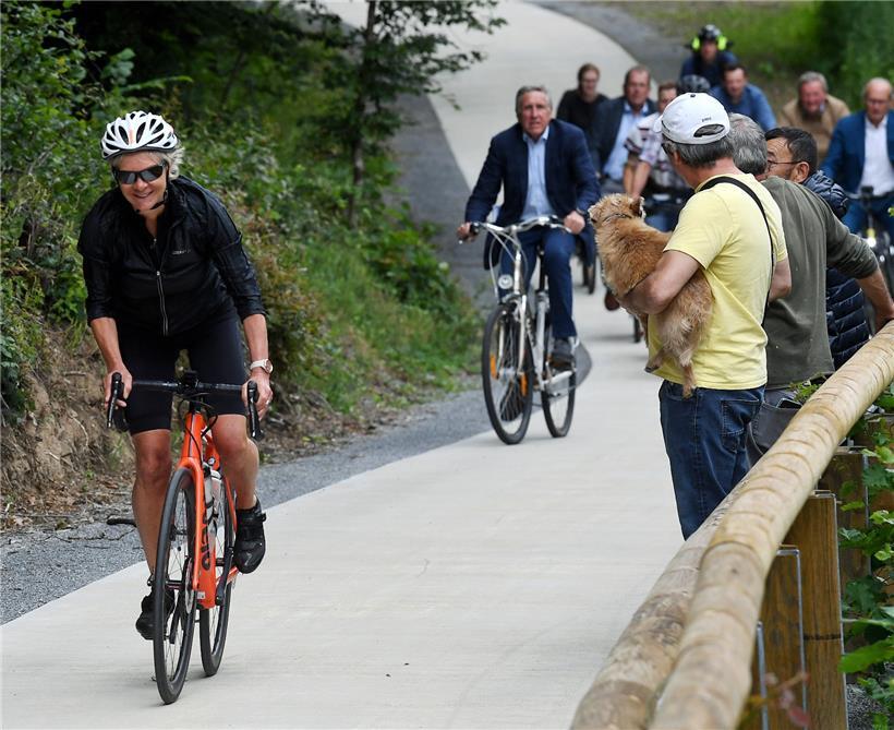 Den Heimvorteil nutzte CSV-Co-Fraktionschefin Martine Hansen (ganz in Schwarz) und setzte sich bei der Einweihung des PC20 schnell vom Peloton ab. François Bausch versucht noch zu folgen, Claude Turmes (r. im Bildhintergrund) ist schon weit abgeschlagen, was wohl auch an der Materialwahl lag. Die Fans am Wegesrand sind begeistert.
