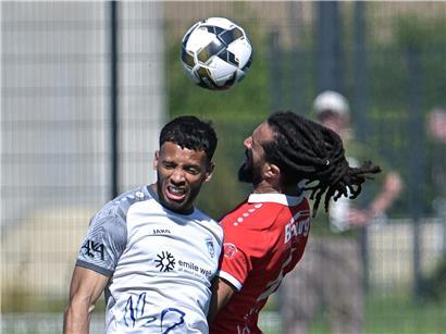 Zwei Kämpfer im intensiven Duell, keiner zieht den Kopf zurück – Spannung und Kampfgeist im Wettstreit