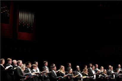 Den Monteverdi Choir live zu hören, ist immer wieder ein besonderes Erlebnis. Auch diesmal bot er phänomenale Phrasierungskunst,  subtile Nuancen und gesangliche Schönheit.
